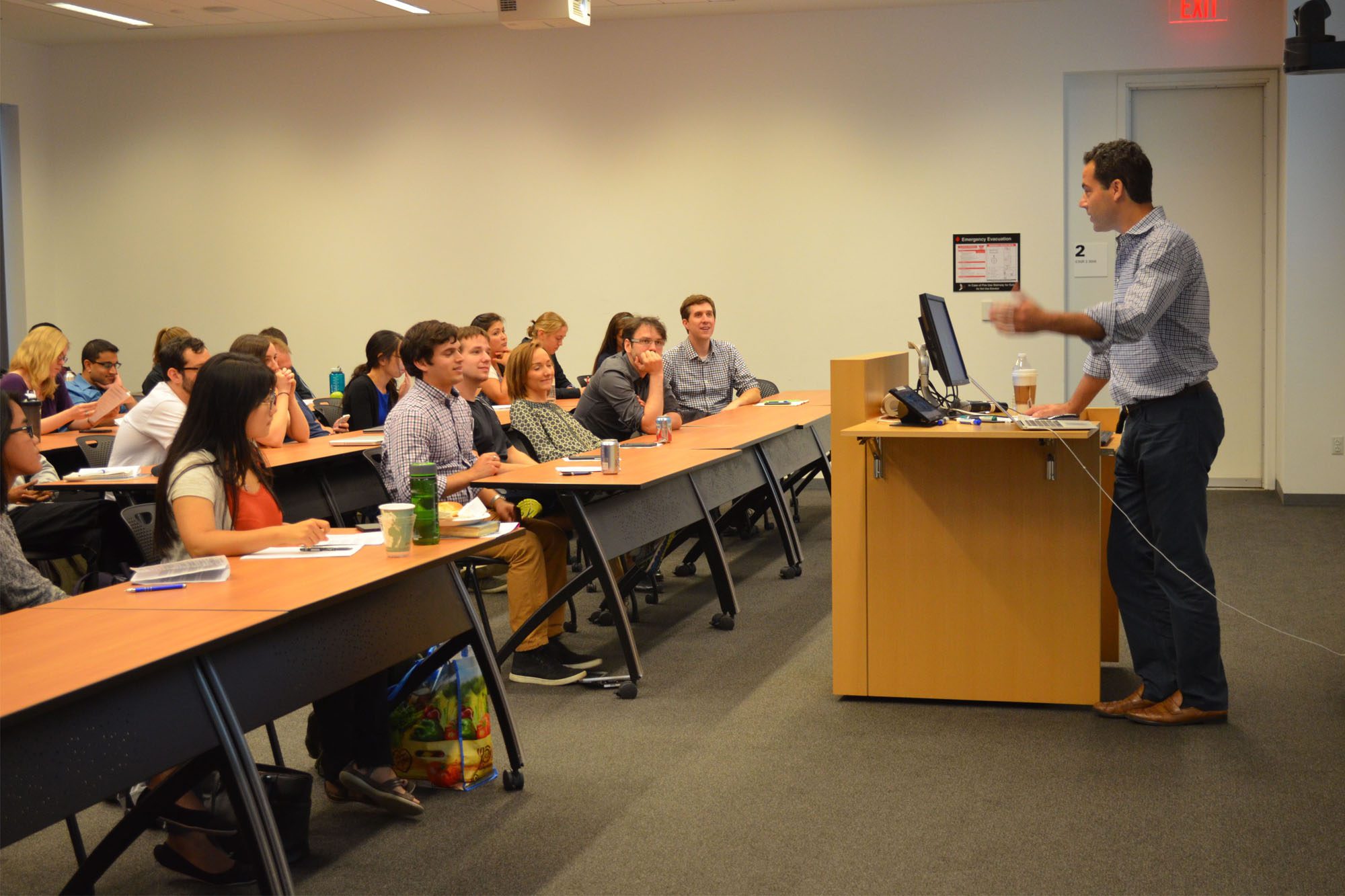 Jason Spector speaks with biomedical engineering graduate students in Weill Hall conference room.