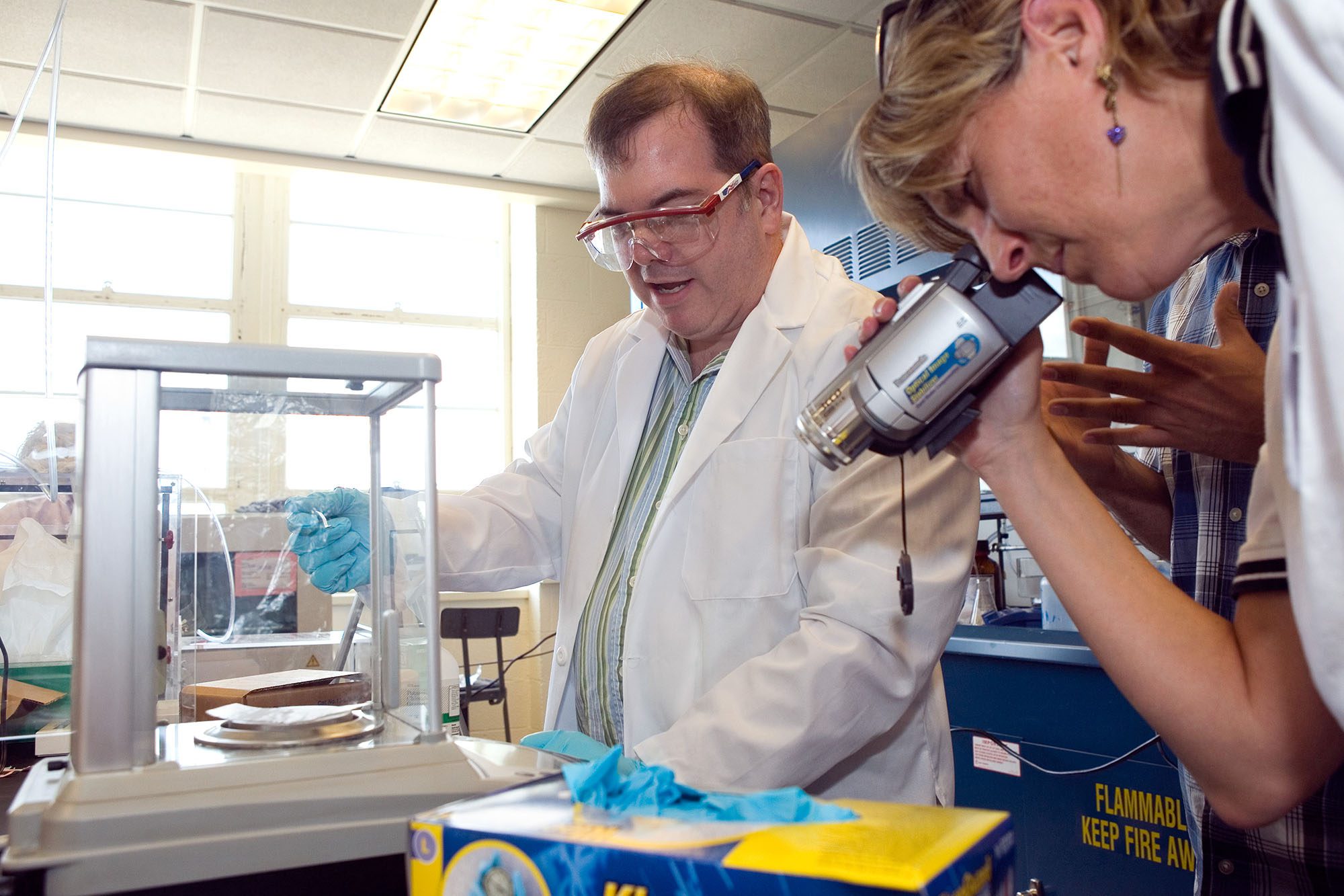 Freelance science writer Neil Savage learns about polymer chemistry in a hands-on experiment as part of the Kavli Institute's Journalists' Workshop in Nanotechnology.