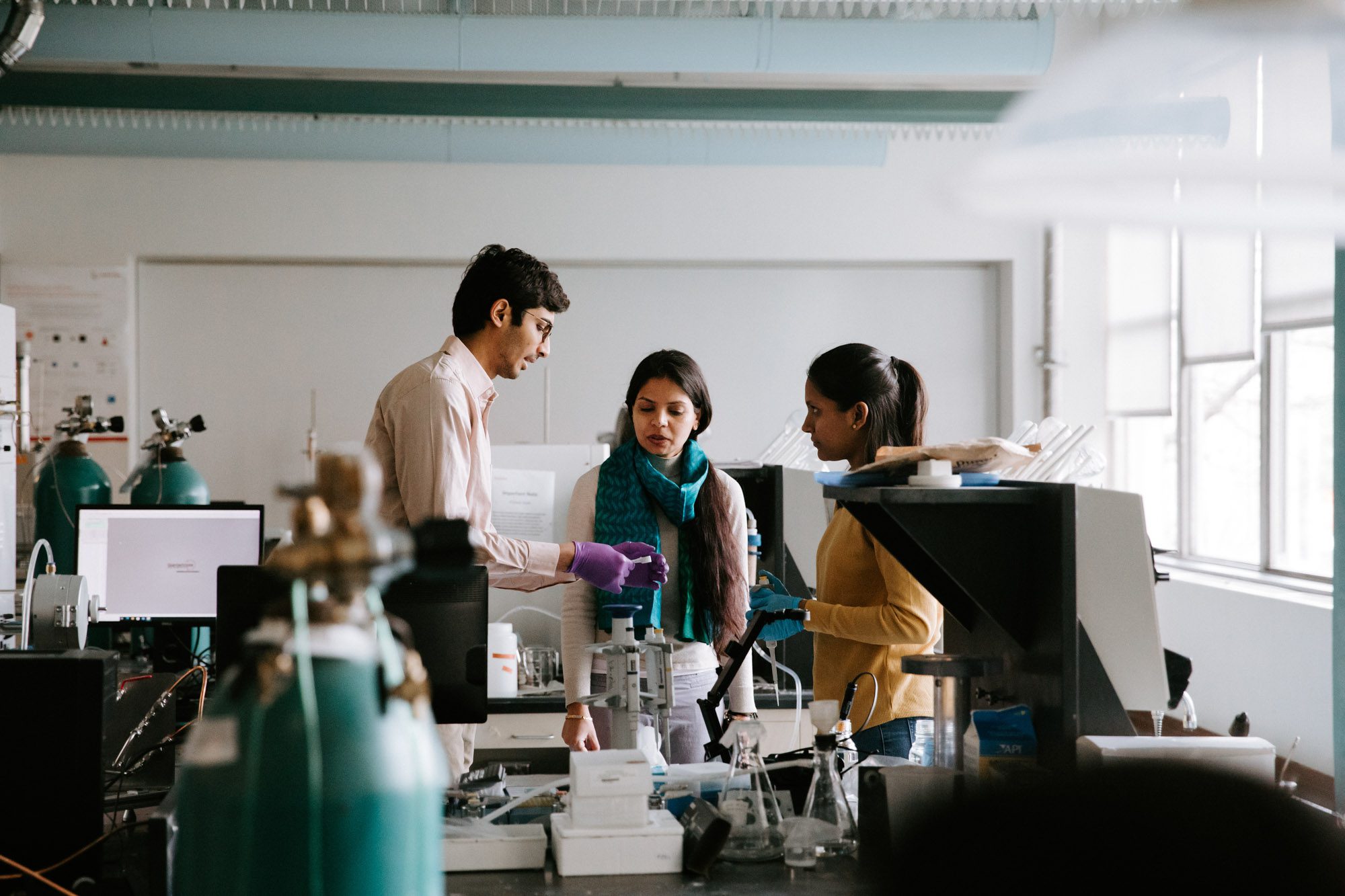 Professor Greeshma Gadikota works with students in lab