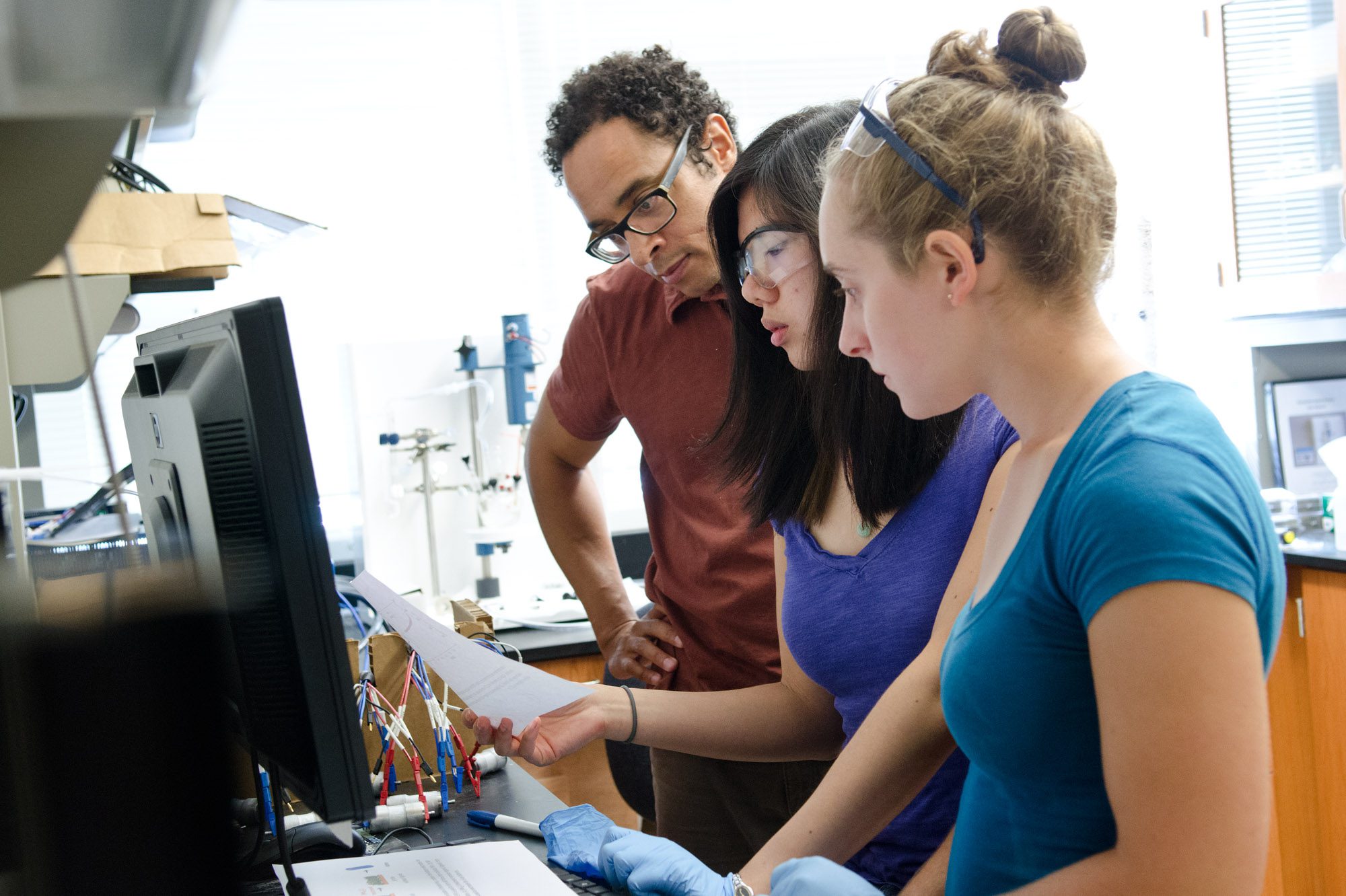 ELI undergraduate research in the Richard Robinson Lab with students