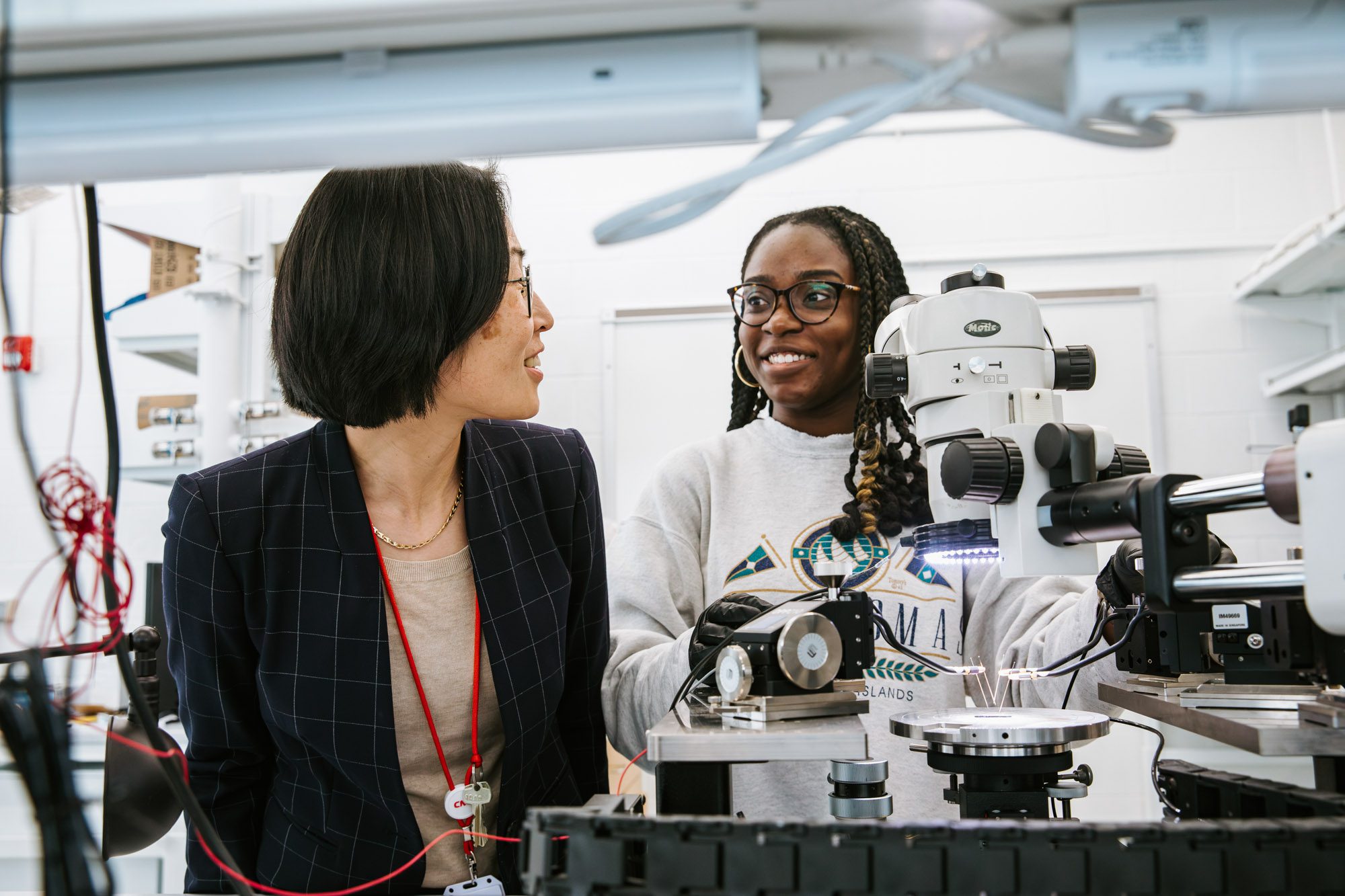 A students works with Judy Cha in the lab